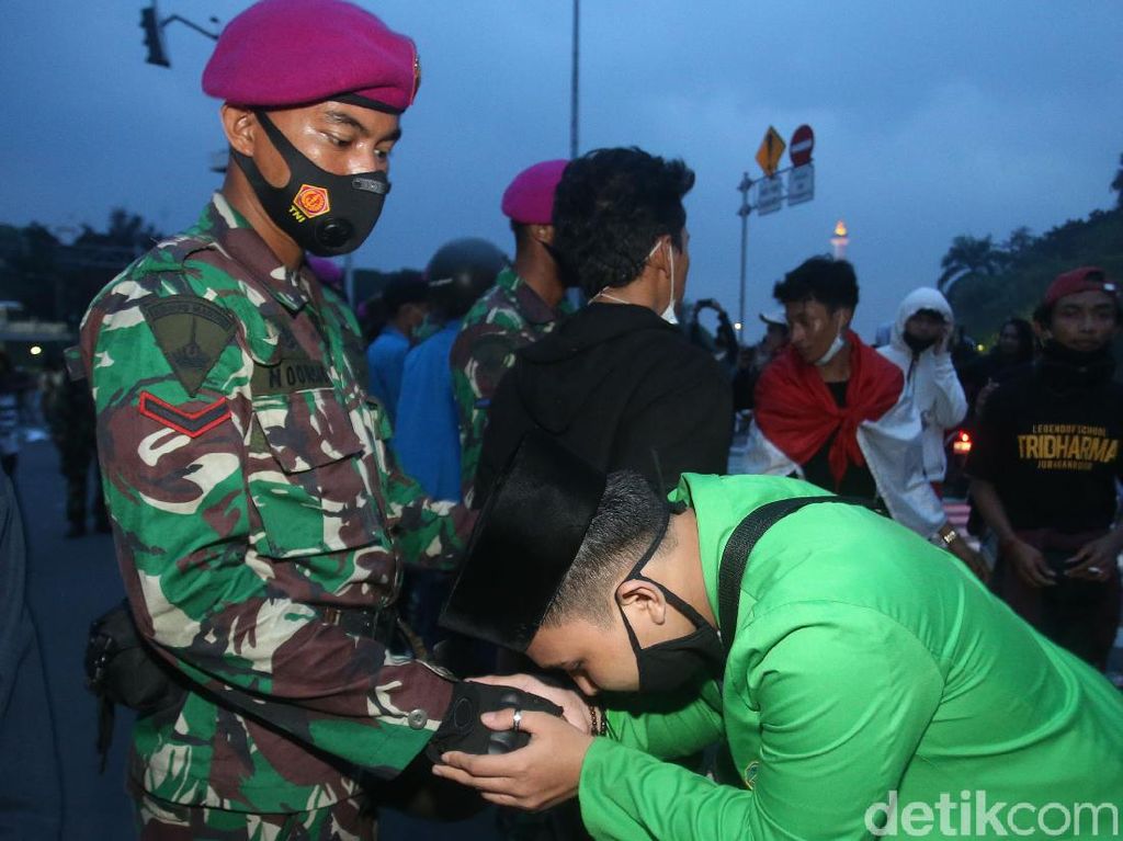 Ada Narasi Hati Nurani di Balik Kedekatan Marinir dan Demonstran Ada Narasi Hati Nurani di Balik Kedekatan Marinir dan Demonstran