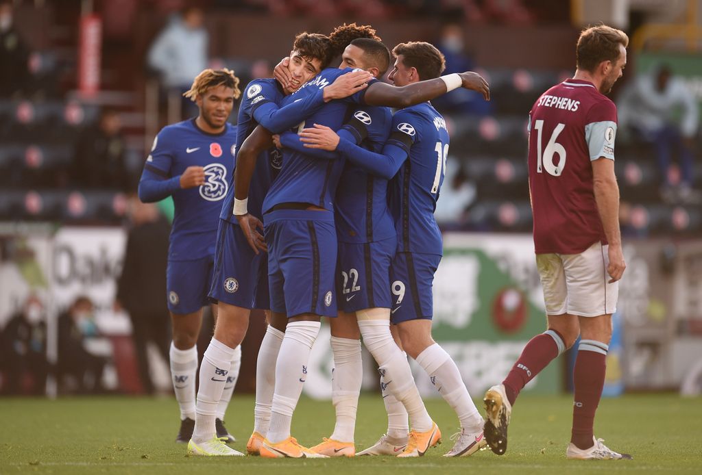 BURNLEY, ENGLAND - OCTOBER 31: Hakim Ziyech of Chelsea celebrates with his teammates after scoring his team's first goal during the Premier League match between Burnley and Chelsea at Turf Moor on October 31, 2020 in Burnley, England.  Sports stadiums across the UK remain under strict restrictions due to the coronavirus pandemic, as government social distancing laws prohibit fans within venues, causing games to be played behind closed doors.  (Photo by Oli Scarff - Pool / Getty Images)