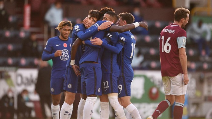 BURNLEY, ENGLAND - OCTOBER 31: Hakim Ziyech of Chelsea celebrates with teammates after scoring his teams first goal during the Premier League match between Burnley and Chelsea at Turf Moor on October 31, 2020 in Burnley, England. Sporting stadiums around the UK remain under strict restrictions due to the Coronavirus Pandemic as Government social distancing laws prohibit fans inside venues resulting in games being played behind closed doors. (Photo by Oli Scarff - Pool/Getty Images)