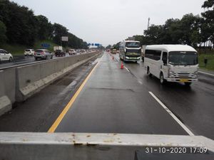 Contraflow Diberlakukan di Km 65-47 Tol Jakarta-Cikampek Arah Jakarta Contraflow Diberlakukan di Km 65-47 Tol Jakarta-Cikampek Arah Jakarta