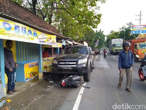 Kurang Konsentrasi, Ford Ranger Tabrak Warung dan 2 Motor di Jombang Kurang Konsentrasi, Ford Ranger Tabrak Warung dan 2 Motor di Jombang