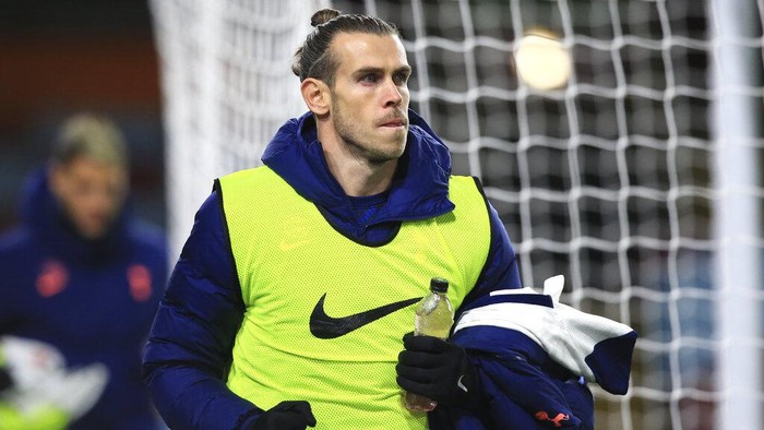 Tottenhams Gareth Bale walks back to the stands after halftime during the English Premier League soccer match between Burnley and Tottenham Hotspur at Turf Moor stadium, Burnley, England, Monday, Oct. 26, 2020. (Lindsey Parnaby/Pool via AP)