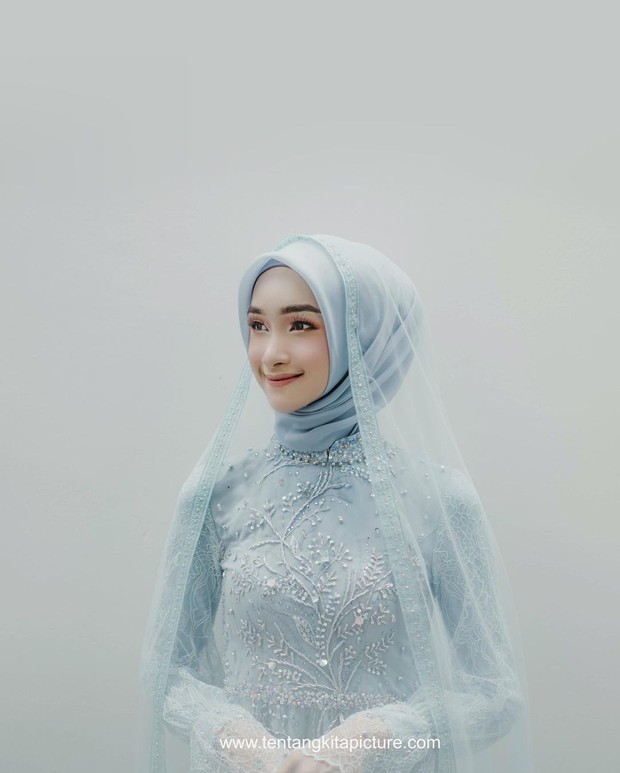 Gaya hijab basic juga cocok untuk diaplikasikan dalam acara formal seperti lamaran. Instagram @belmirs Bella Almira