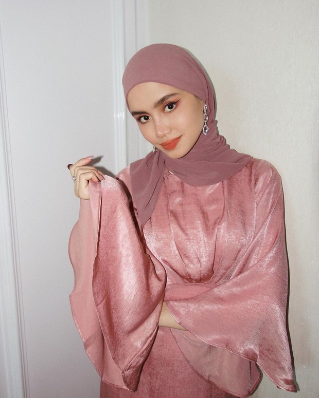 Gaya hijab pashmina dan antng drop seperti ini juga cocok untuk lamaran. Sumber: Insttagram @Sashfir Sashfir