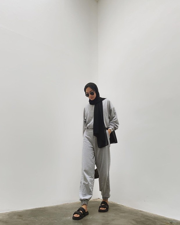 Gaya hijab pashmina satu ini cocok untuk tampilan kasual bisnis. Sumber: Instagram @fitawww Fita Wulansari