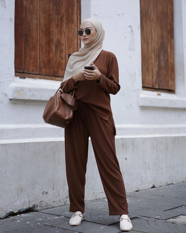 Gaya hijab satu ini cocok untuk pemilik wajah oval atau mungil. Sumber: Instagram @indahnadapuspita Indah Nada Puspita