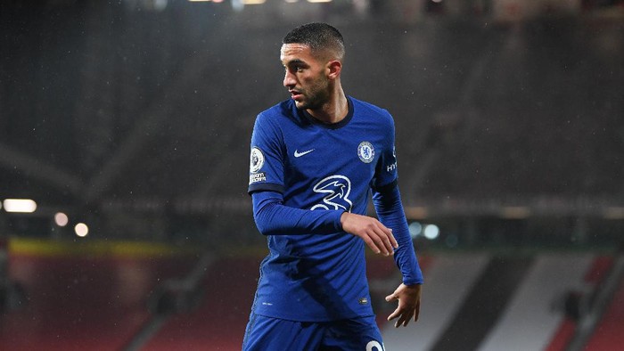 MANCHESTER, ENGLAND - OCTOBER 24: Hakim Ziyech of Chelsea in action during the Premier League match between Manchester United and Chelsea at Old Trafford on October 24, 2020 in Manchester, England. Sporting stadiums around the UK remain under strict restrictions due to the Coronavirus Pandemic as Government social distancing laws prohibit fans inside venues resulting in games being played behind closed doors. (Photo by Michael Regan/Getty Images)