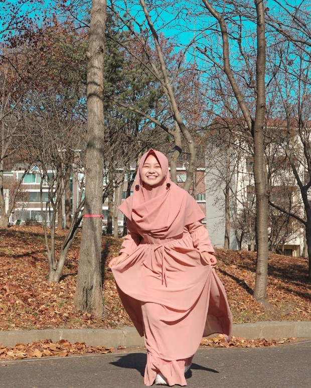 Hijab Syar'i dan anting menjadi perpaduan menarik untuk penampilanmu. Sumber: Instagram @adindanegara Adinda Negara