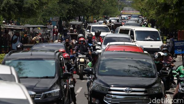 Libur Panjang, Kendaraan Mengular di Jalan Malioboro Yogyakarta