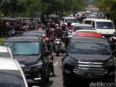 Libur Panjang, Kendaraan Mengular di Jalan Malioboro Yogyakarta