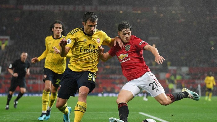 MANCHESTER, ENGLAND - SEPTEMBER 30:   Sokratis Papastathopoulos of Arsenal battles for possession with Daniel James of Manchester United  during the Premier League match between Manchester United and Arsenal FC at Old Trafford on September 30, 2019 in Manchester, United Kingdom. (Photo by Michael Regan/Getty Images)