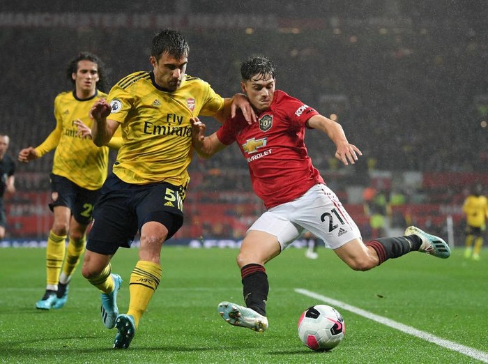 MANCHESTER, ENGLAND - SEPTEMBER 30:   Sokratis Papastathopoulos of Arsenal battles for possession with Daniel James of Manchester United  during the Premier League match between Manchester United and Arsenal FC at Old Trafford on September 30, 2019 in Manchester, United Kingdom. (Photo by Michael Regan/Getty Images)