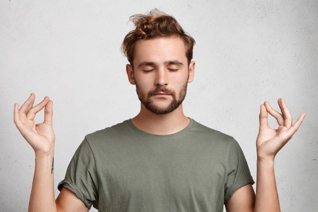 Melamun dapat berdampak positif pada kinerja tugas. Pikiran yang sedang mengembara tidak menghalangi kemampuan untuk menyelesaikan tugas, tetapi sebenarnya meningkatkannya dengan merangsang wilayah otak yang bertanggung jawab untuk mekanisme pengontrol pikiran.