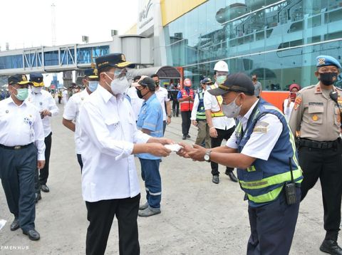 Menhub tinjau protokol kesehatan ke Tanjung Priok.
