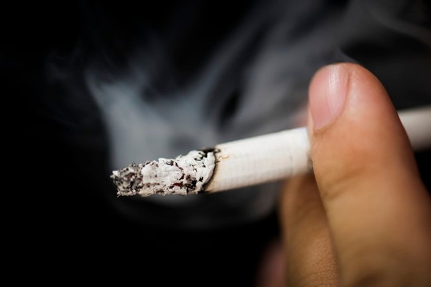 Jika kamu merokok itu berarti kamu menyimpan partikel asap di paru-paru dan tenggorokan. Selain itu, bahan kimia dalam tembakau dari rokok juga dapat bertahan di mulut  beberapa jam hanya dengan satu kali merokok.