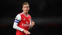 Mesut Oezil tidak masuk dalam daftar skuad Arsenal musim ini. Padahal, Oezil begitu terkenal dengan assist ciamiknya, plus sebagai pemain dengan gaji terbesar di The Gunners (Getty Images/Laurence Griffiths)