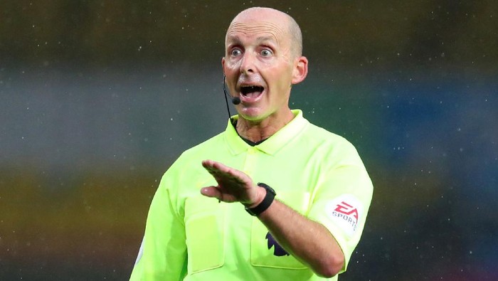LEEDS, ENGLAND - OCTOBER 03: Referee Mike Dean during the Premier League match between Leeds United and Manchester City at Elland Road on October 03, 2020 in Leeds, England. Sporting stadiums around the UK remain under strict restrictions due to the Coronavirus Pandemic as Government social distancing laws prohibit fans inside venues resulting in games being played behind closed doors. (Photo by Catherine Ivill/Getty Images)