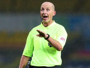 Wasit Liga Inggris Mike Dean Pensiun di Akhir Musim?