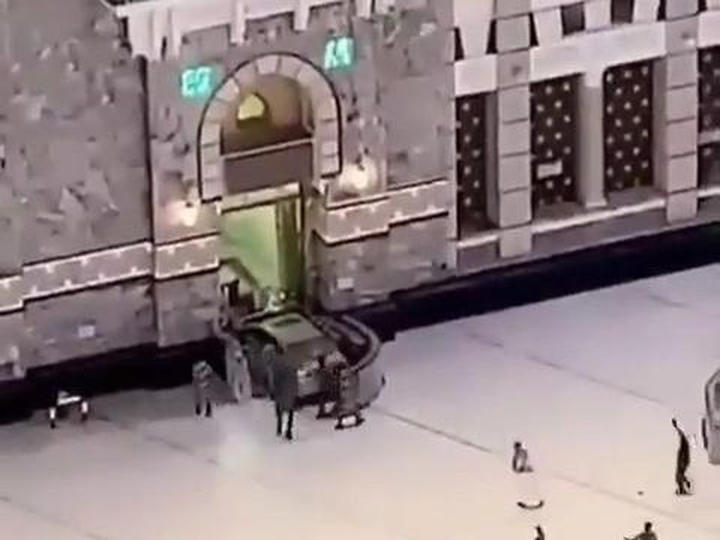 Geger Warga Saudi Tak Normal Tabrak Sedan ke Masjidil Haram Geger Warga Saudi Tak Normal Tabrak Sedan ke Masjidil Haram