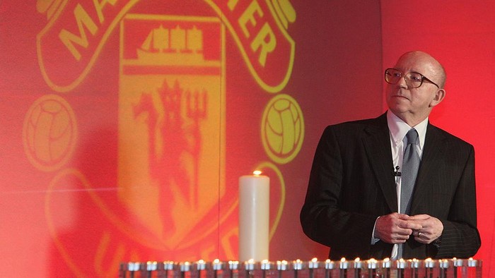 MANCHESTER, ENGLAND - FEBRUARY 6:  (SALES OUT) In this handout image supplied by Manchester United, Nobby Stiles of Manchester United speaks during the memorial service to mark the 50th anniversary of the Munich Air Disaster at Old Trafford on February 6 2008 in Manchester, England. (Photo by John Peters/Manchester United via Getty Images)