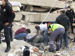 Video Dramatis! Detik-detik Remaja di Turki Dievakuasi dari Reruntuhan