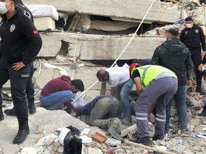 Video Dramatis! Detik-detik Remaja di Turki Dievakuasi dari Reruntuhan Video Dramatis! Detik-detik Remaja di Turki Dievakuasi dari Reruntuhan