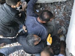 Video 37 Orang Tewas dan 900 Terluka Akibat Gempa M 7 di Turki