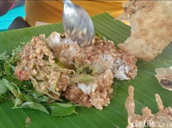 Pecel Legendaris Mbok Pakem Tetap Ramai Meski Berlokasi Dekat Kuburan
