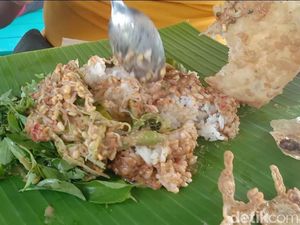 Pecel Legendaris Mbok Pakem Tetap Ramai Meski Berlokasi Dekat Kuburan Pecel Legendaris Mbok Pakem Tetap Ramai Meski Berlokasi Dekat Kuburan