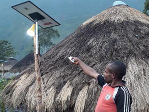 Selain Ruas Jalan, Warga Papua Kini Nikmati Lampu Tenaga Surya