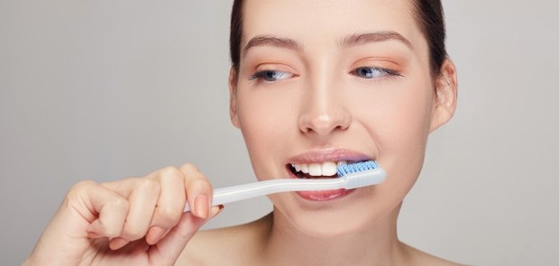 Sebagian besar dari kita sadar bahwa menyikat gigi dua kali sehari sangat penting untuk perawatan mulut yang baik.