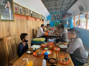 Momen Kapolda Sulsel Traktir Bocah Penjual Asinan yang Cari Uang Sekolah