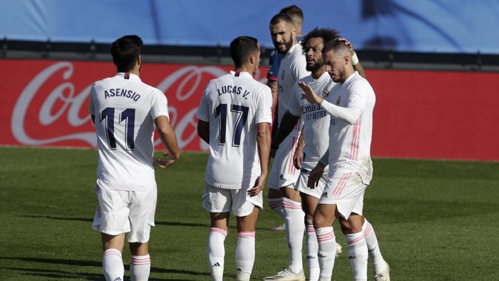 Real Madrids Eden Hazard, right, celebrates with teammates after scoring the opening goal during the Spanish La Liga soccer match between Real Madrid and Huesca at Alfredo di Stefano stadium in Madrid, Spain, Saturday, Oct. 31, 2020. (AP Photo/Manu Fernandez)