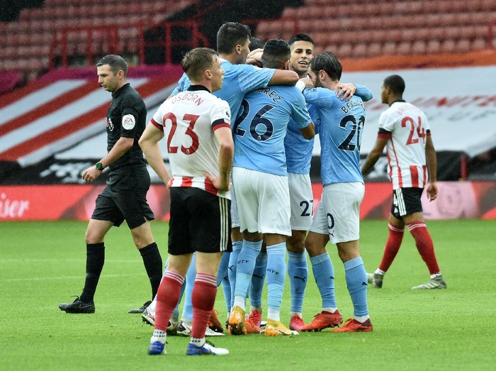 SHEFFIELD, ENGLAND - OCTOBER 31: Kyle Walker of Manchester City celebrates with teammates after scoring his teams first goal during the Premier League match between Sheffield United and Manchester City at Bramall Lane on October 31, 2020 in Sheffield, England. Sporting stadiums around the UK remain under strict restrictions due to the Coronavirus Pandemic as Government social distancing laws prohibit fans inside venues resulting in games being played behind closed doors. (Photo by Rui Vieira - Pool/Getty Images)