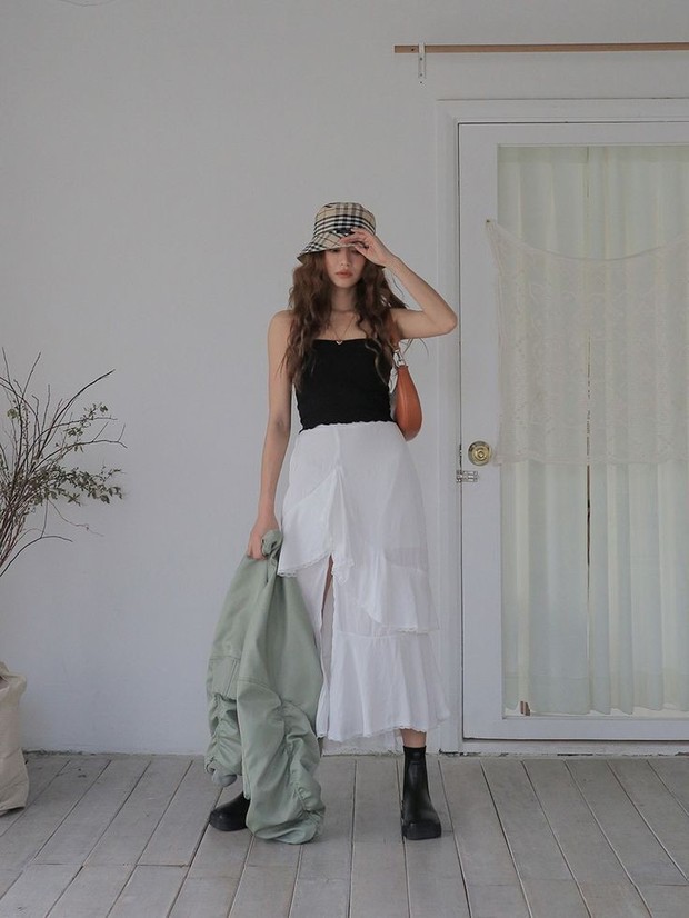 Gak Melulu Terbuka, 7 Referensi Holiday Outfit dengan Tube Top