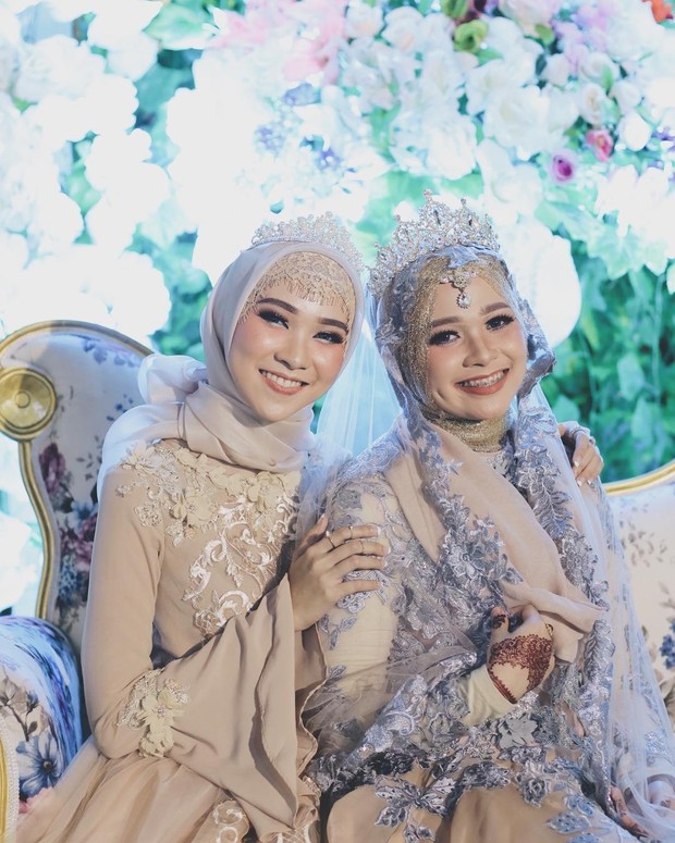 Tambahkan inner brukat dan mahkota untuk gaya hijab yang lebih glamor. Sumber: Instagram @nasariastri Astri Ratnasari