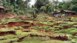 Tanah Bergerak dan Ambles Sedalam 3 Meter di Kebumen