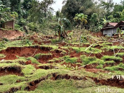 Tanah Bergerak dan Ambles Sedalam 3 Meter di Kebumen