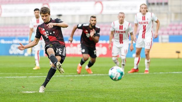 COLOGNE, GERMANY - OCTOBER 31: Thomas Mueller of Bayern Munich scores his sides first goal during the Bundesliga match between 1. FC Koeln and FC Bayern Muenchen at RheinEnergieStadion on October 31, 2020 in Cologne, Germany. Sporting stadiums around Germany remain under strict restrictions due to the Coronavirus Pandemic as Government social distancing laws prohibit fans inside venues resulting in games being played behind closed doors. (Photo by Christian Kaspar-Bartke/Getty Images)