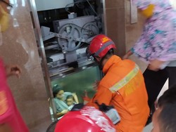 3 Orang Termasuk Balita Terjebak Lift Toko Obat Jaksel Selama 1,5 Jam