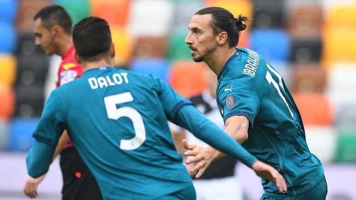 UDINE, ITALY - NOVEMBER 01: Zlatan Ibrahimovic of AC Milan  celebrates after scoring his team second goal during the Serie A match between Udinese Calcio and AC Milan at Dacia Arena on November 01, 2020 in Udine, Italy. (Photo by Alessandro Sabattini/Getty Images)