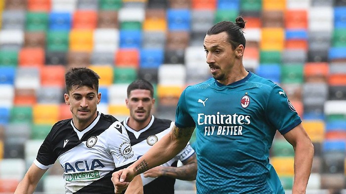 UDINE, ITALY - NOVEMBER 01:  Zlatan Ibrahimovic of AC Milan in action during the Serie A match between Udinese Calcio and AC Milan at Dacia Arena on November 01, 2020 in Udine, Italy. (Photo by Alessandro Sabattini/Getty Images)