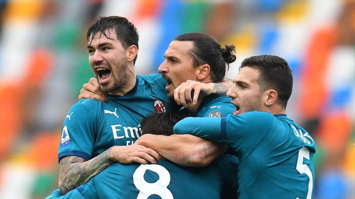 UDINE, ITALY - NOVEMBER 01: Zlatan Ibrahimovic of AC Milan  celebrates after scoring his teams second goal during the Serie A match between Udinese Calcio and AC Milan at Dacia Arena on November 01, 2020 in Udine, Italy. (Photo by Alessandro Sabattini/Getty Images)