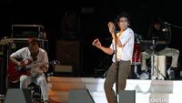 Aksi Fourtwnty dan Isyana di Hari Pertama Prambanan Jazz Festival 2020