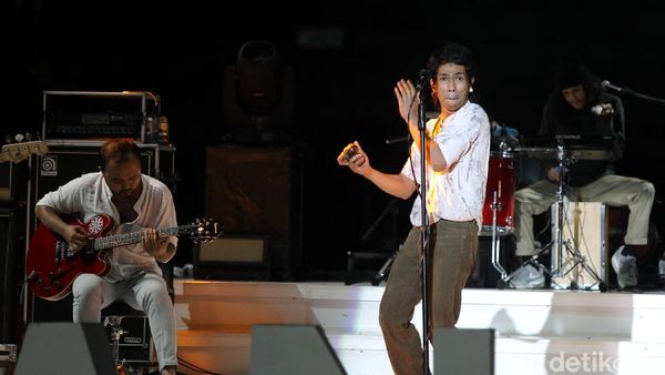 Aksi Fourtwnty dan Isyana di Hari Pertama Prambanan Jazz Festival 2020