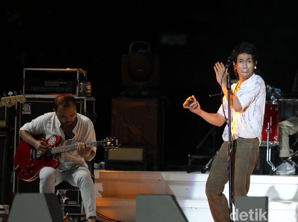 Aksi Fourtwnty dan Isyana di Hari Pertama Prambanan Jazz Festival 2020