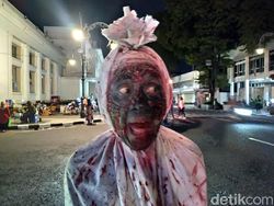 Wisatawan Sampai Pocong Ramaikan Alun-alun Bandung Malam Ini