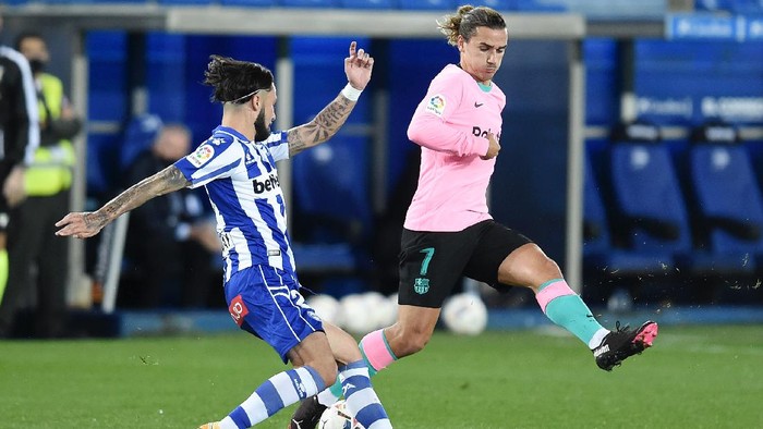 VITORIA-GASTEIZ, SPAIN - OCTOBER 31: Jota Peleteiro of Deportivo Alaves  battles for possession with  Antoine Griezmann of Barcelona during the La Liga Santander match between Deportivo Alavés and FC Barcelona at Estadio de Mendizorroza on October 31, 2020 in Vitoria-Gasteiz, Spain. Sporting stadiums around Spain remain under strict restrictions due to the Coronavirus Pandemic as Government social distancing laws prohibit fans inside venues resulting in games being played behind closed doors. (Photo by Juan Manuel Serrano Arce/Getty Images)