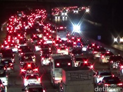 Puncak Arus Balik Libur Panjang, Arus Lalin Tol Cikampek Mengular