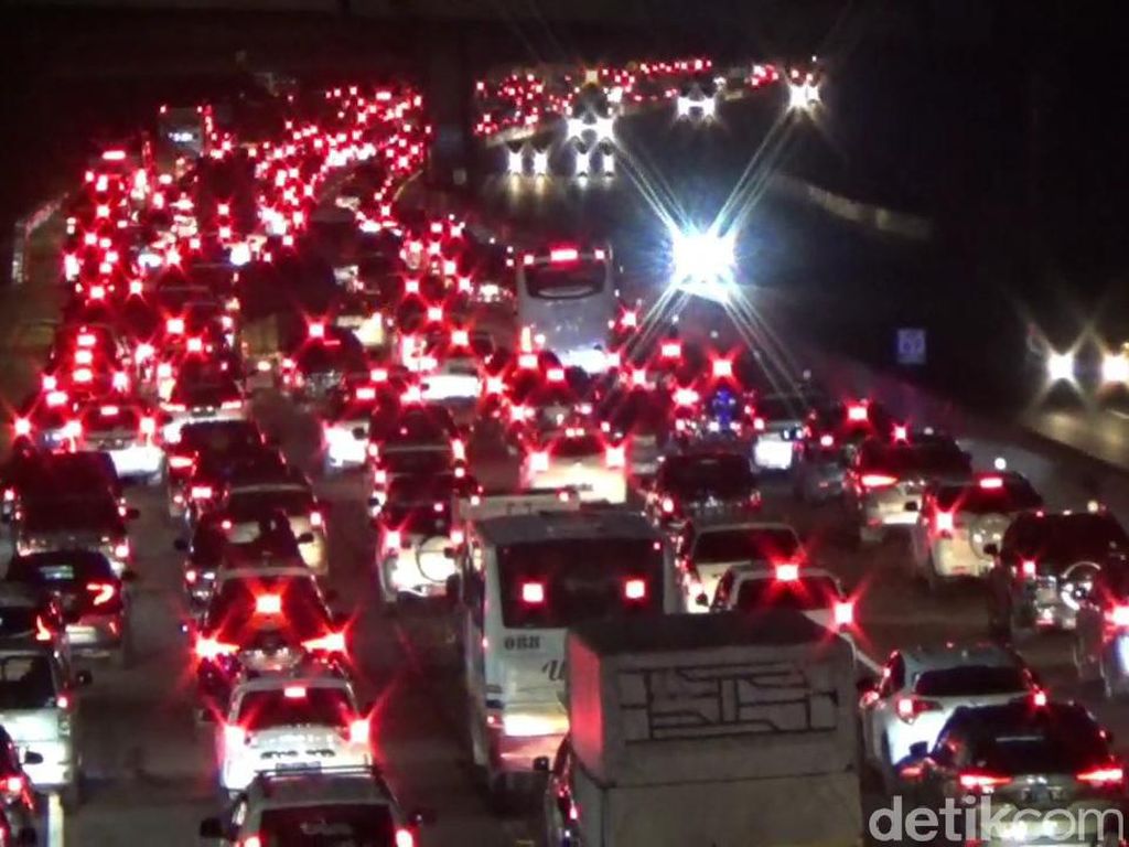 Puncak Arus Balik Libur Panjang, Arus Lalin Tol Cikampek Mengular Puncak Arus Balik Libur Panjang, Arus Lalin Tol Cikampek Mengular